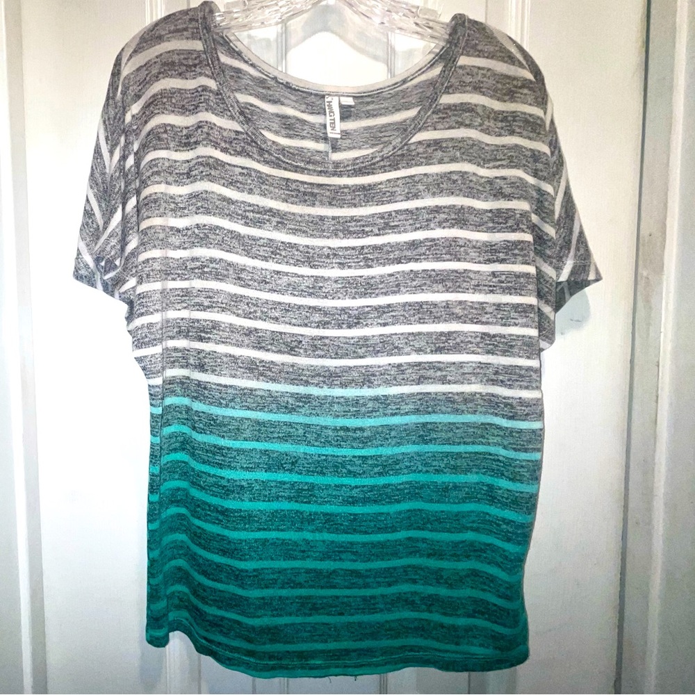 Women’s scoop neck casual tee by Hang Ten gray and green size Medium